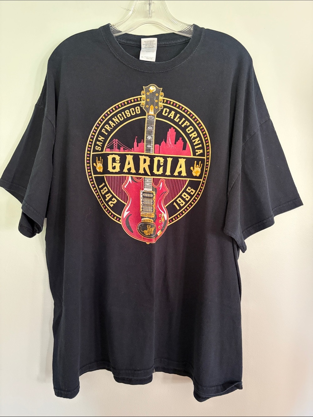 GILDAN Garcia California Men’s Black Graphic T-Shirt with Red Guitar Emblem -2XL